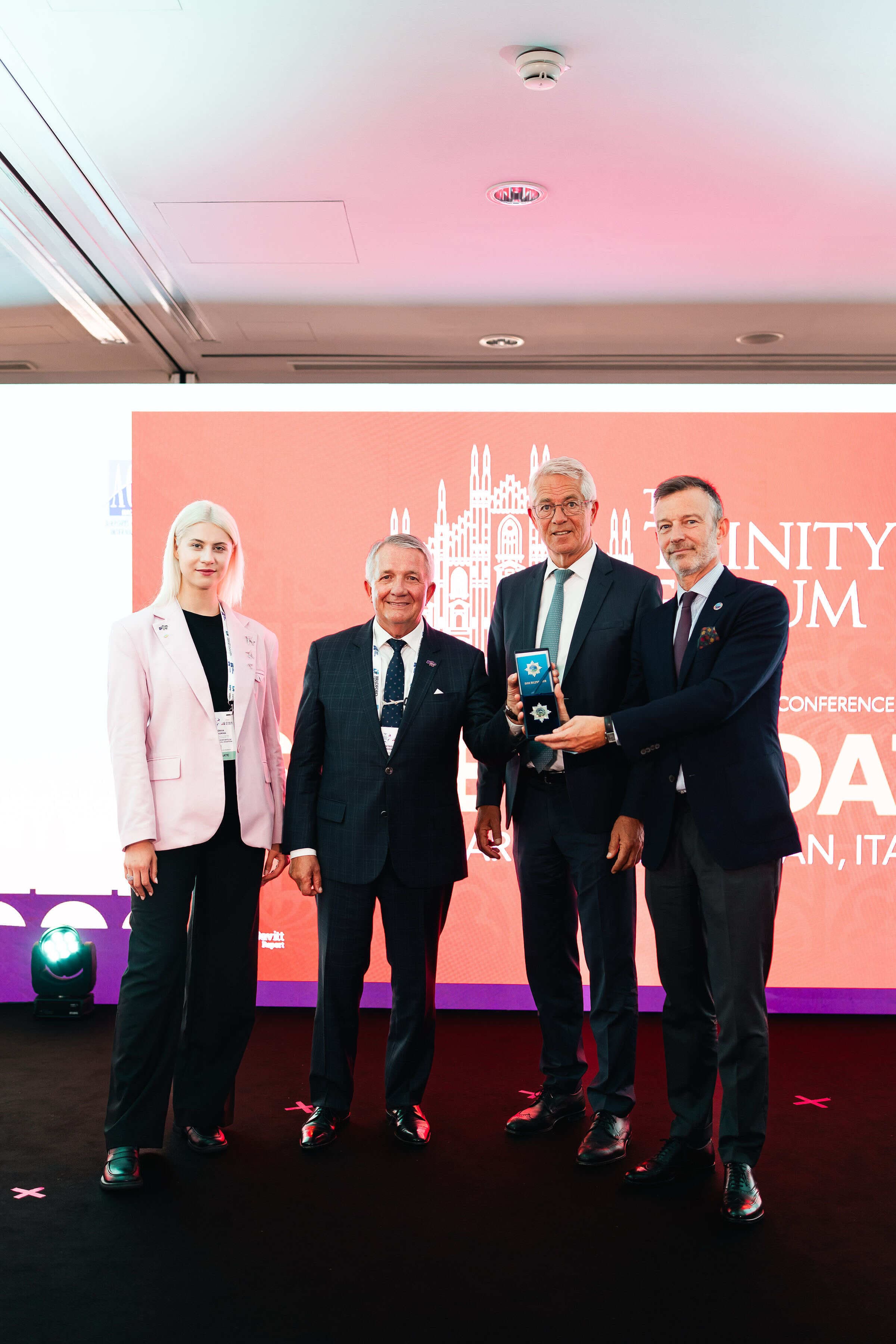 AAUCA Presents Its Honorary Badge to ACI EUROPE Director General Olivier Jankovec